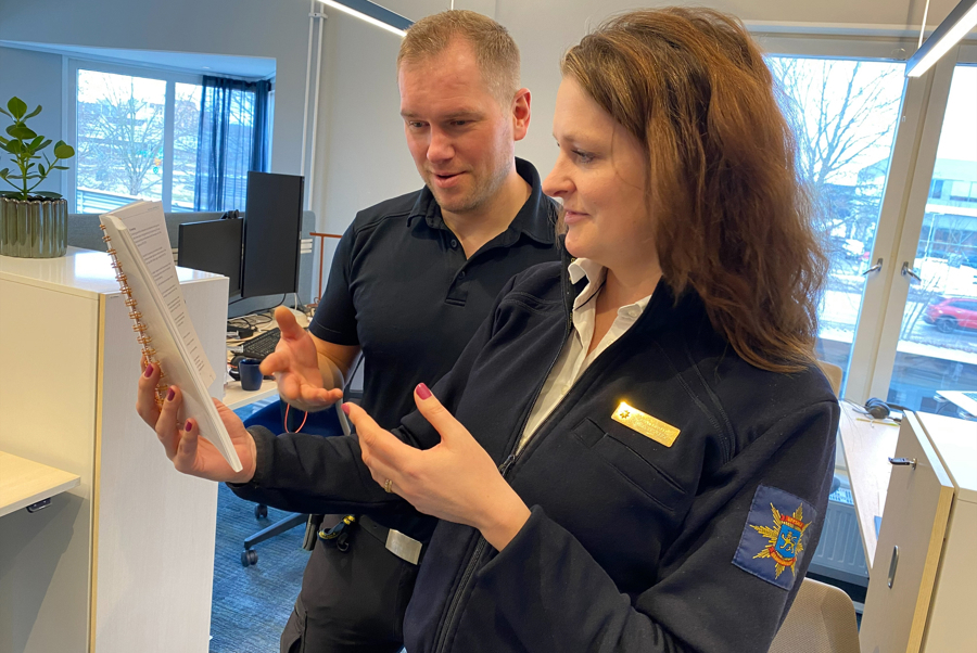Brandingenjörer som pratar och tittar i en bok