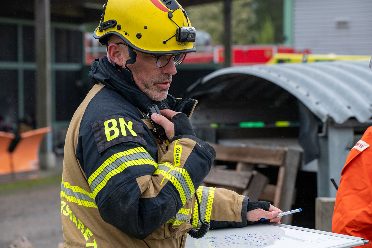 Bli brandman på heltid. Bild på en brandman.