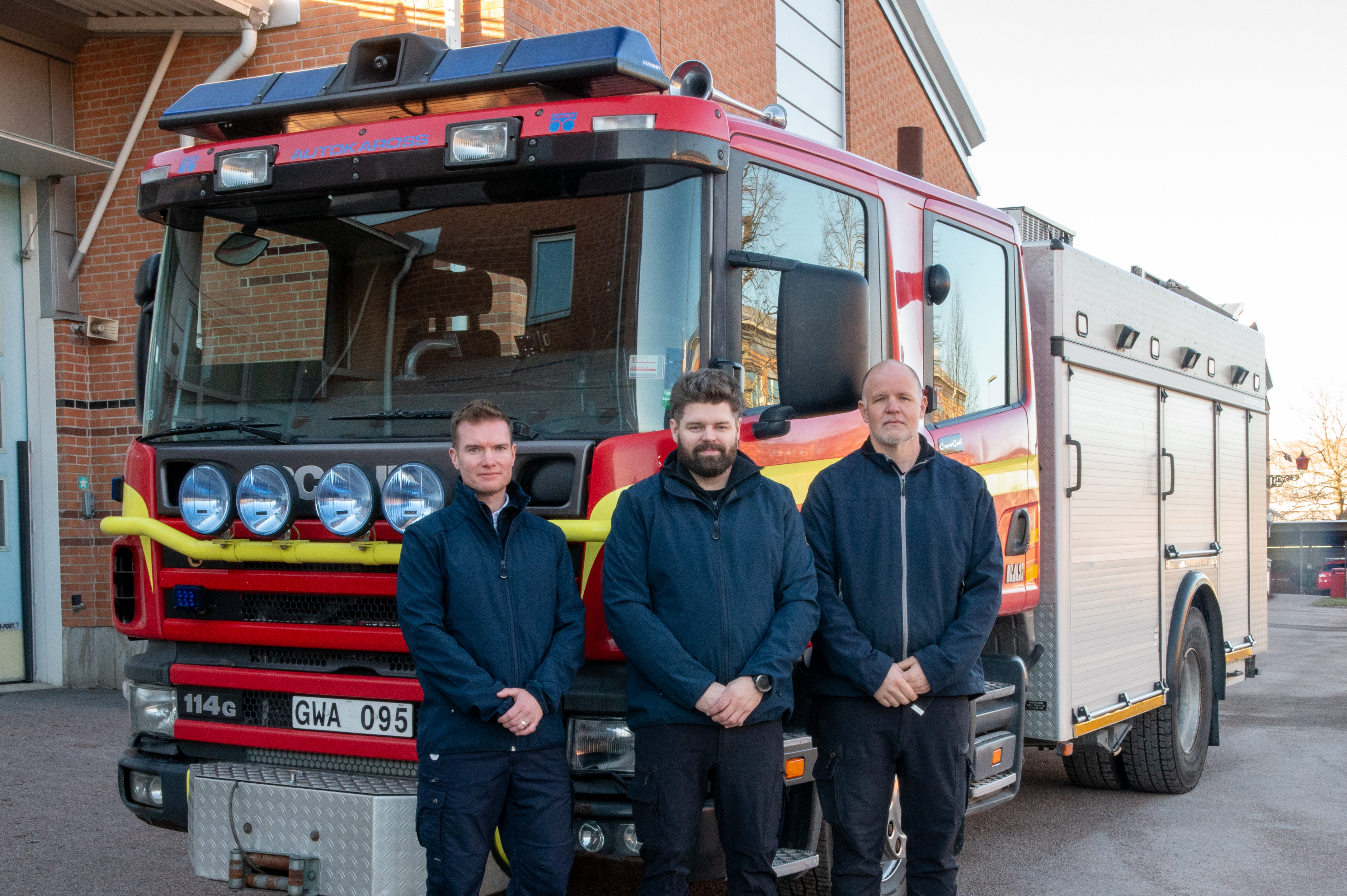 Brandchef Johan Szymanski, verkstadsansvarig Tobias Wester och servicetekniker Tommy Rönn   framför brandbilen som nu levereras till Ukraina.